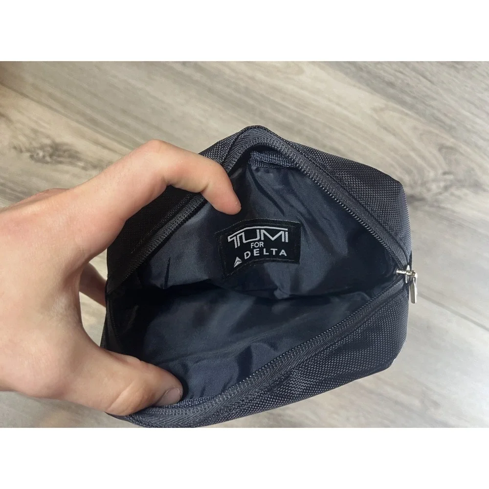 Tumi delta small